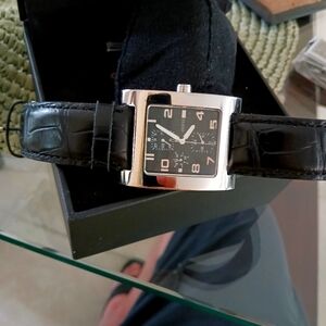 Women's Guess watch hardly worn. Tested & functional. Black band. Nèeds Battery.